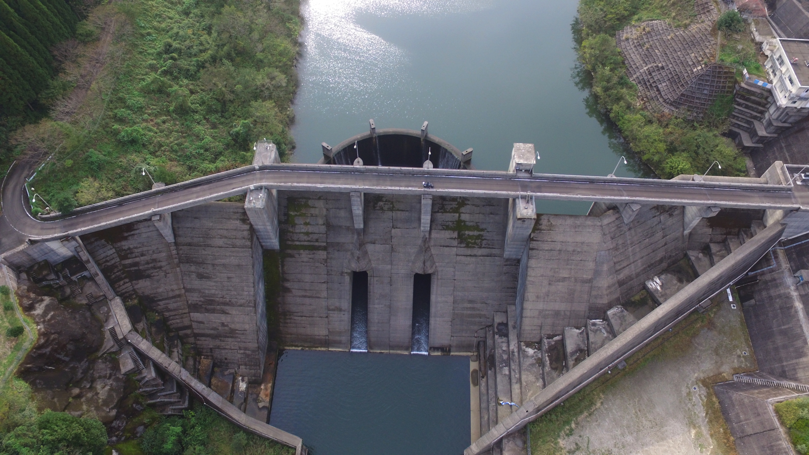 日南ダムをドローンで空撮