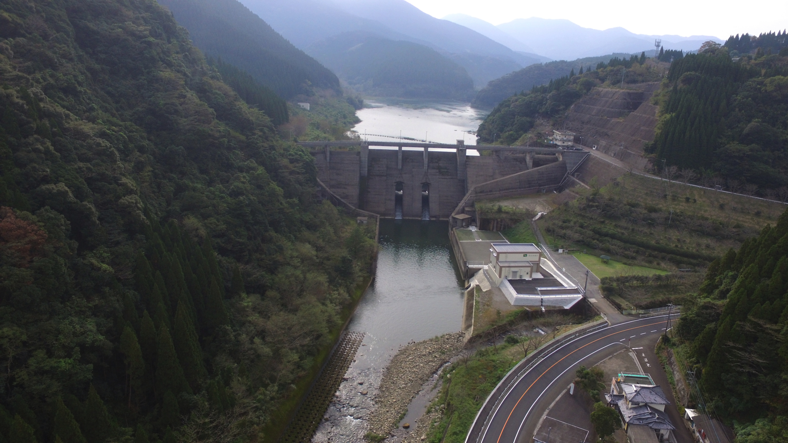 日南ダムをドローンで空撮