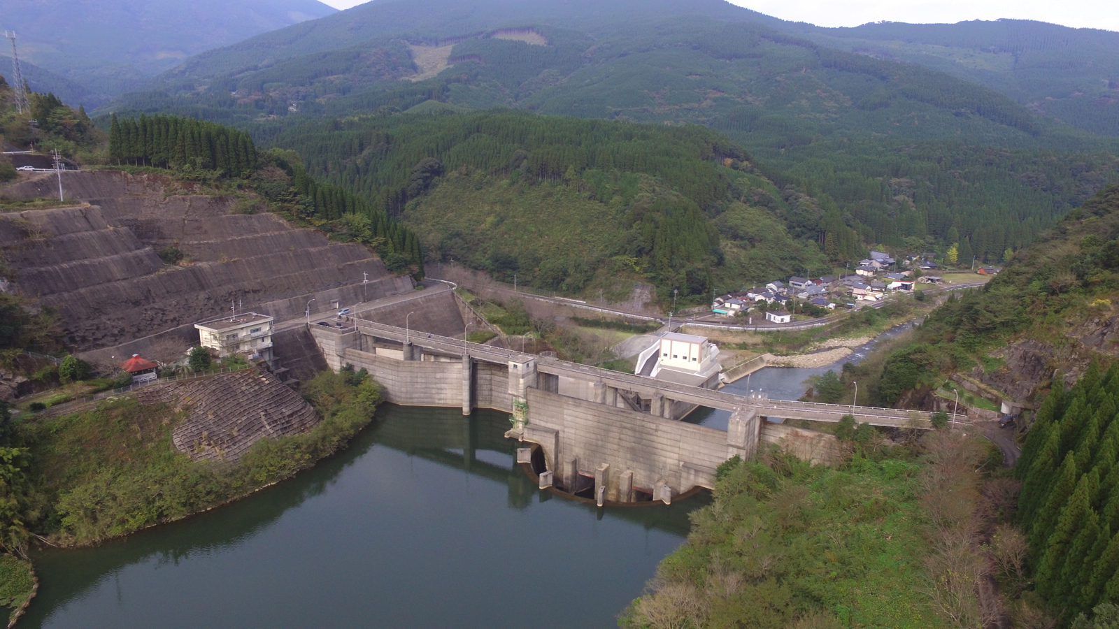 日南ダムをドローンで空撮