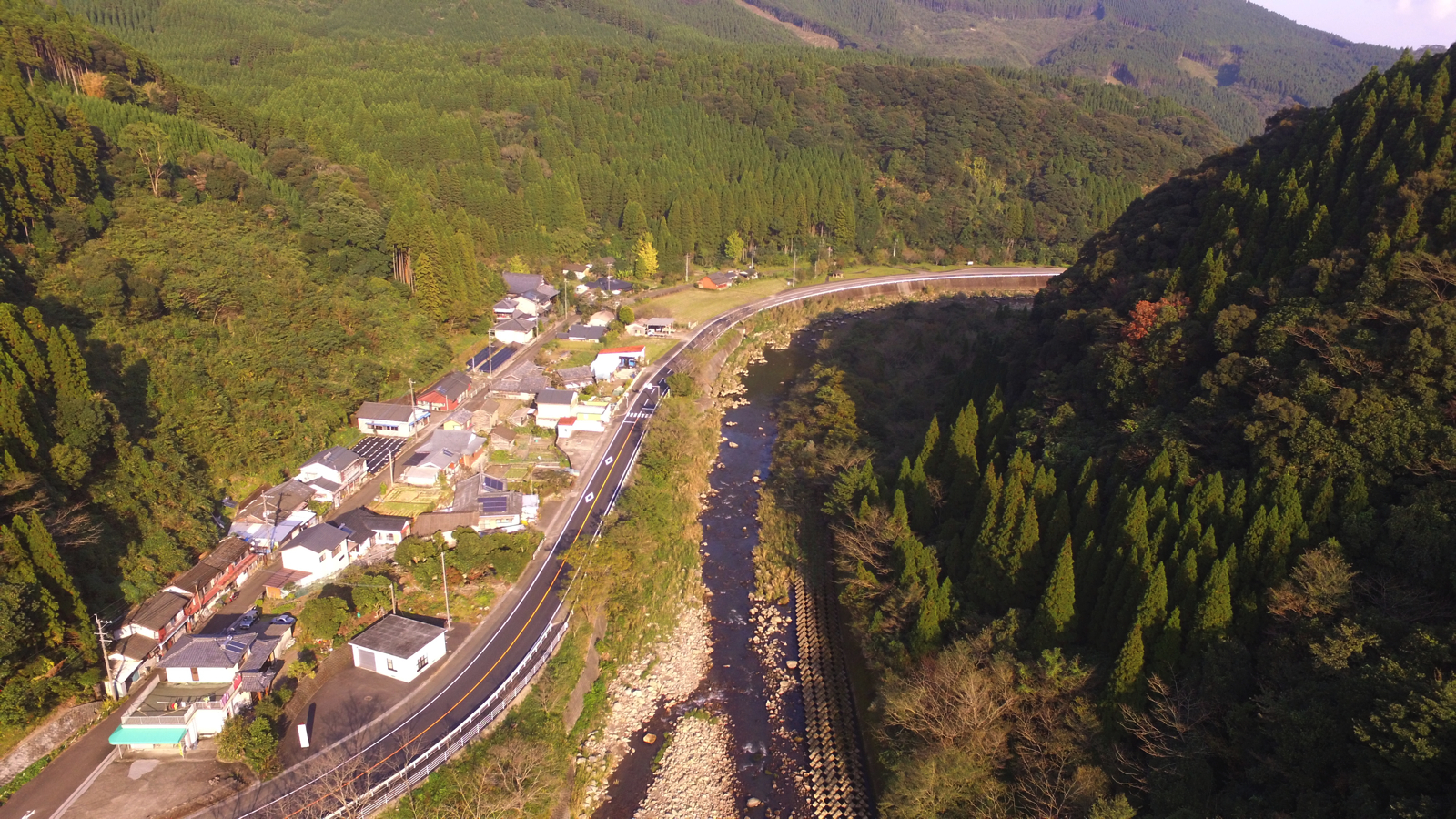 日南ダムをドローンで空撮