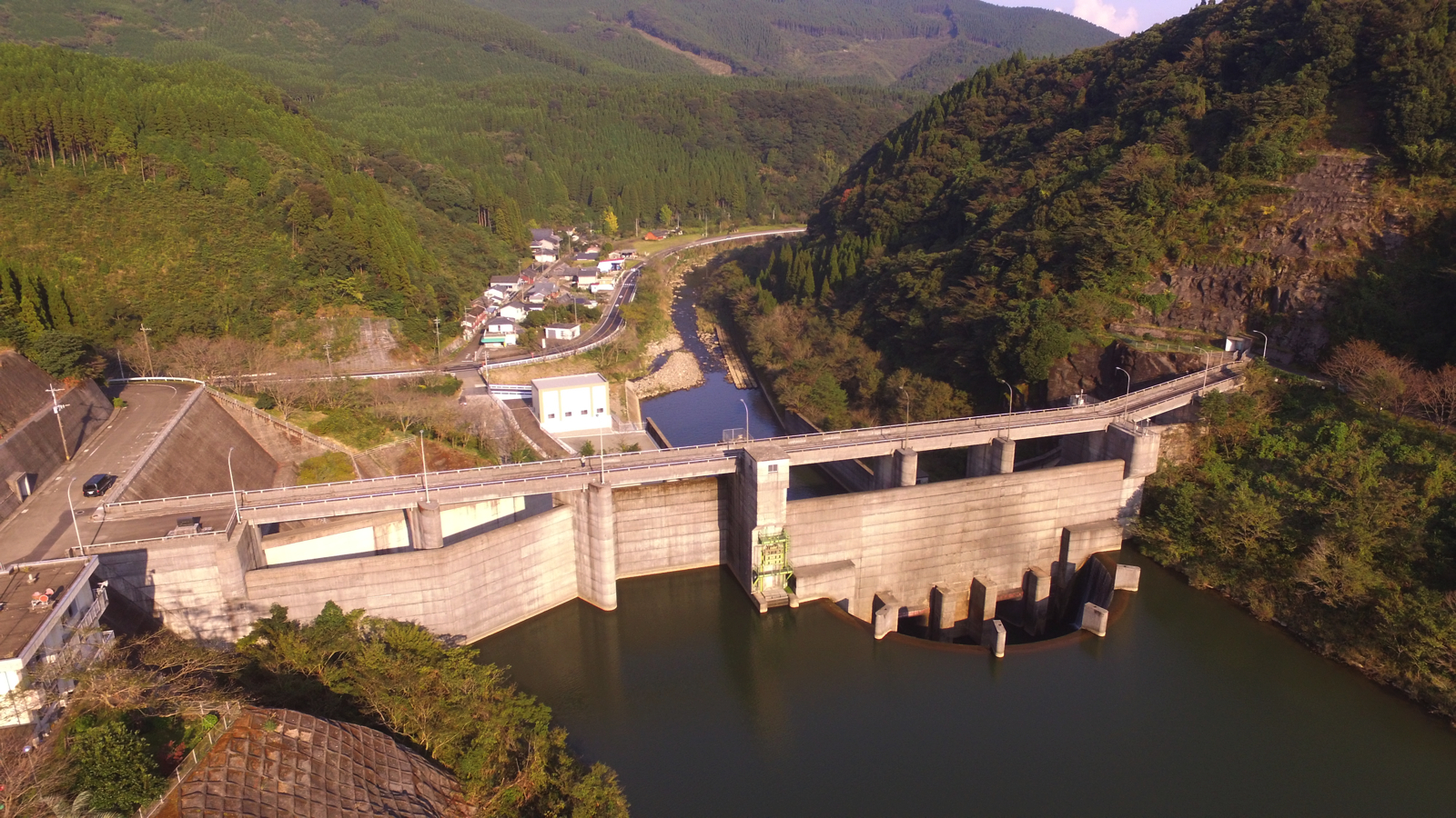日南ダムをドローンで空撮