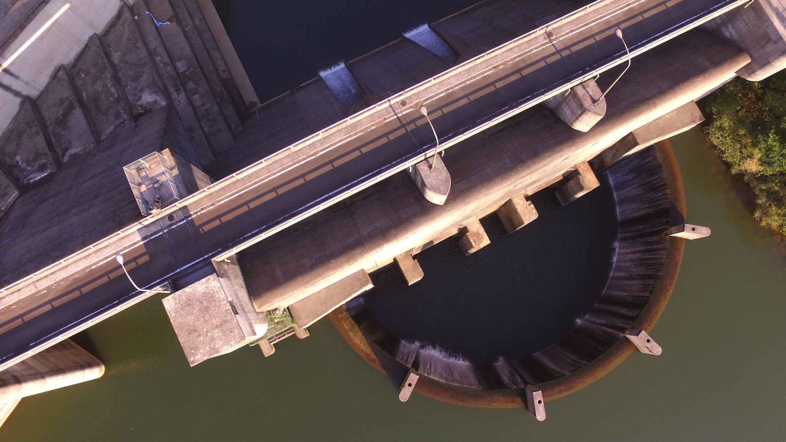 日南ダムをドローンで空撮