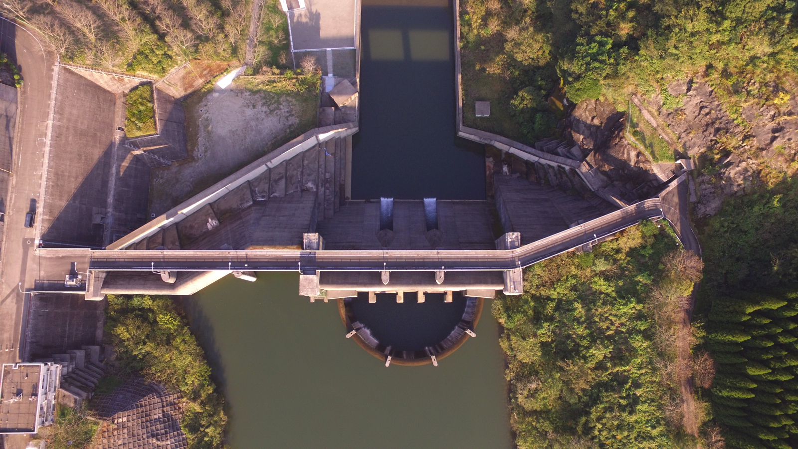 日南ダムをドローンで空撮