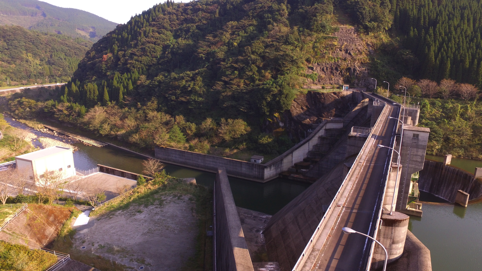 日南ダムをドローンで空撮