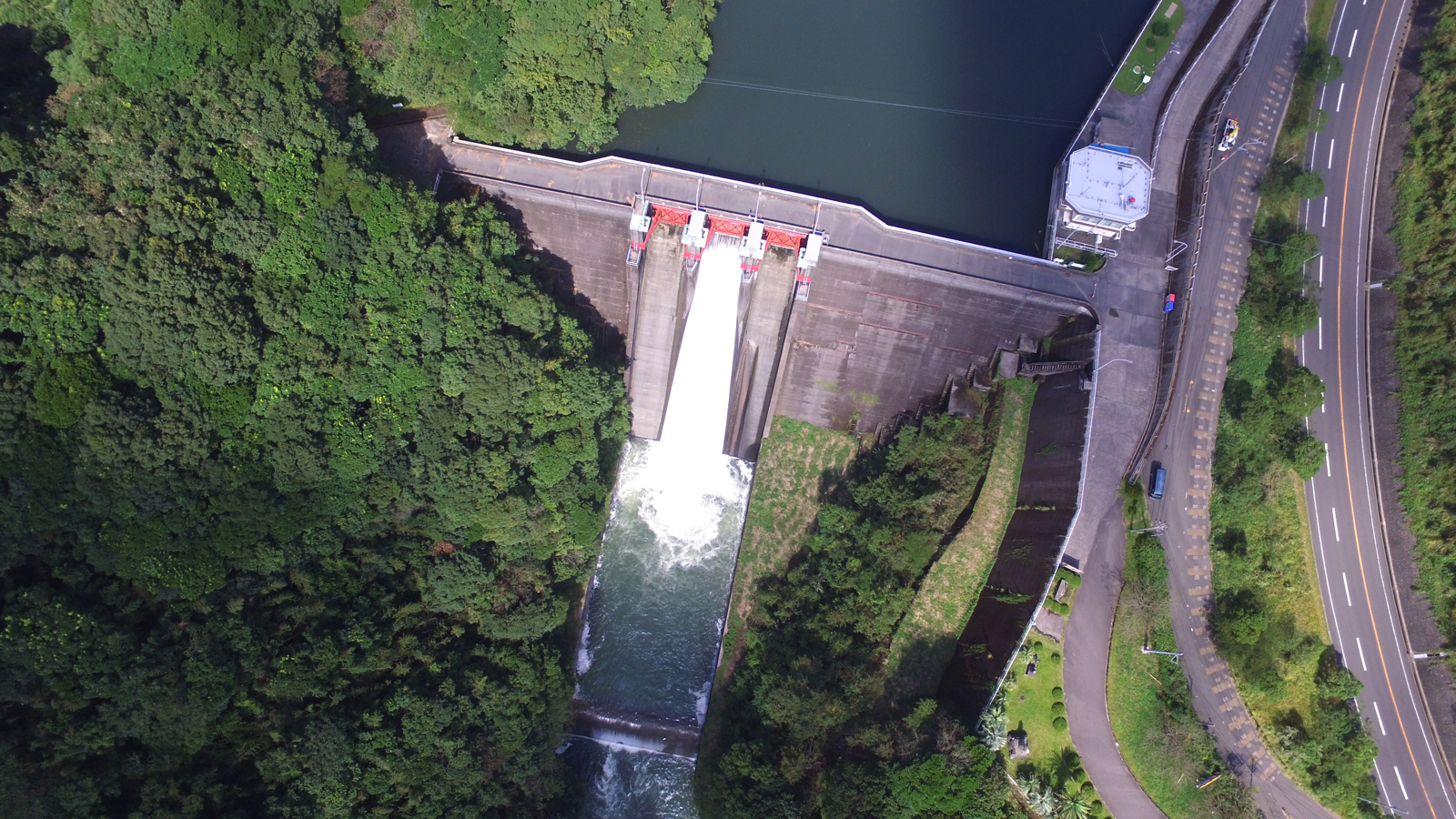 高隈ダムをドローンで空撮